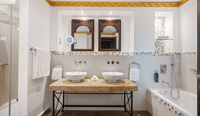 Family Room Pool View(5)